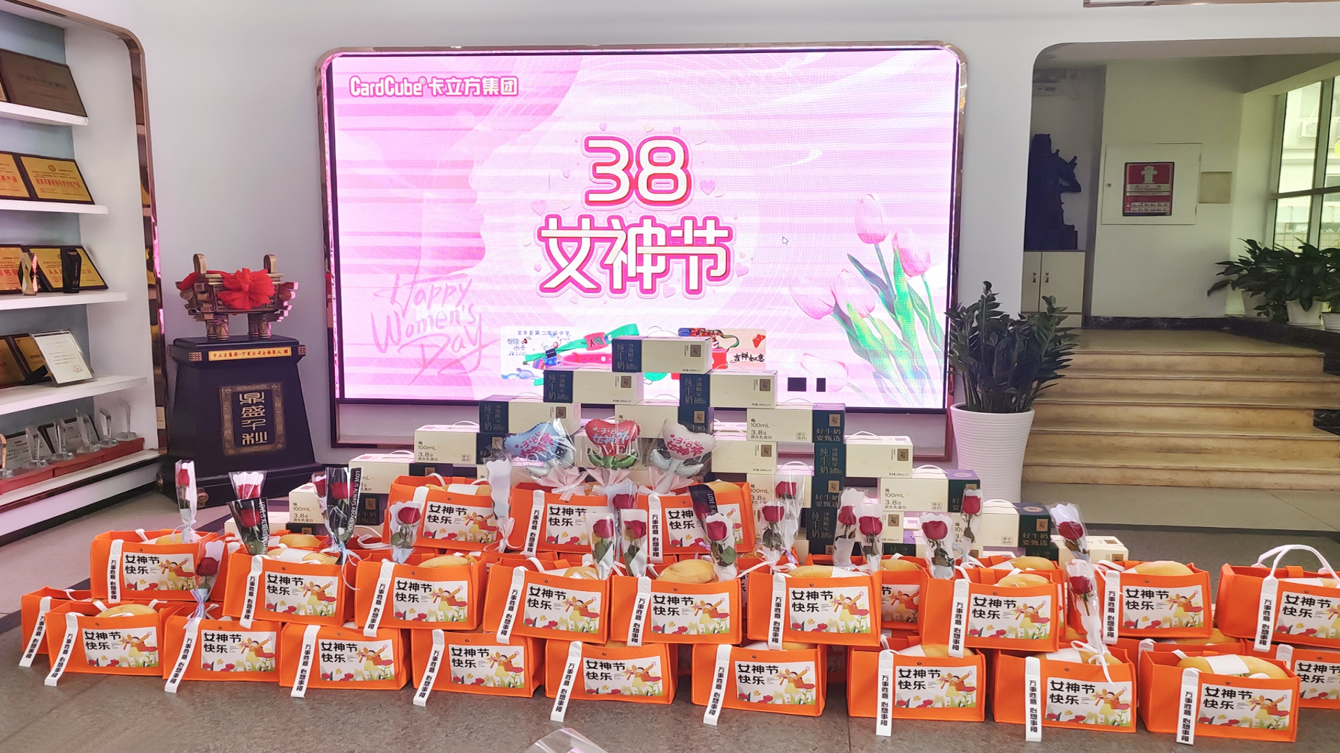 欧博abg官网集团智能卡工厂腕带厂家：以花为礼，，，致敬每一位 “女神”