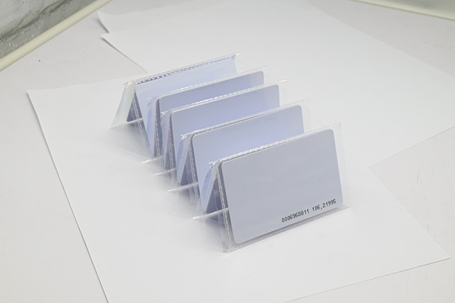 怎样阻止卡片在印刷历程泛转机差？？？？？？？