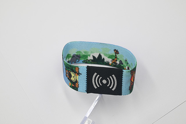 会员卡的印刷主要分为胶印和丝印，，，，每种印刷方法差别