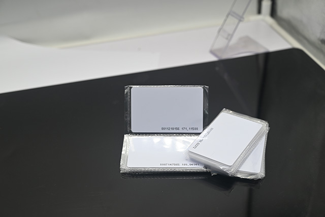 IC卡，，，，，ID卡，，，，，M1卡，，，，，射频卡的区别是什么？？？？？？？