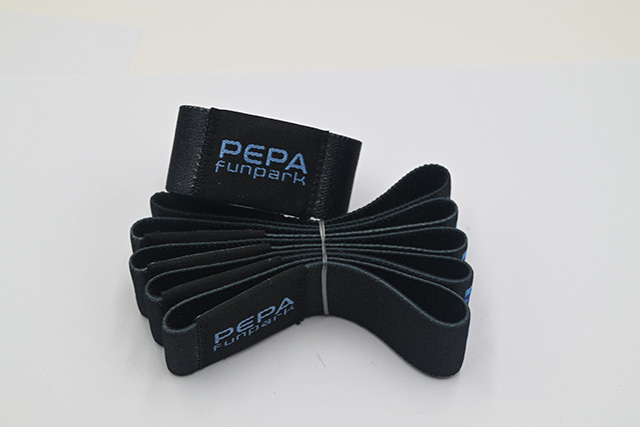 与条形码扫描类似，，，，RFID腕带电子标签有一套完整的使用系统